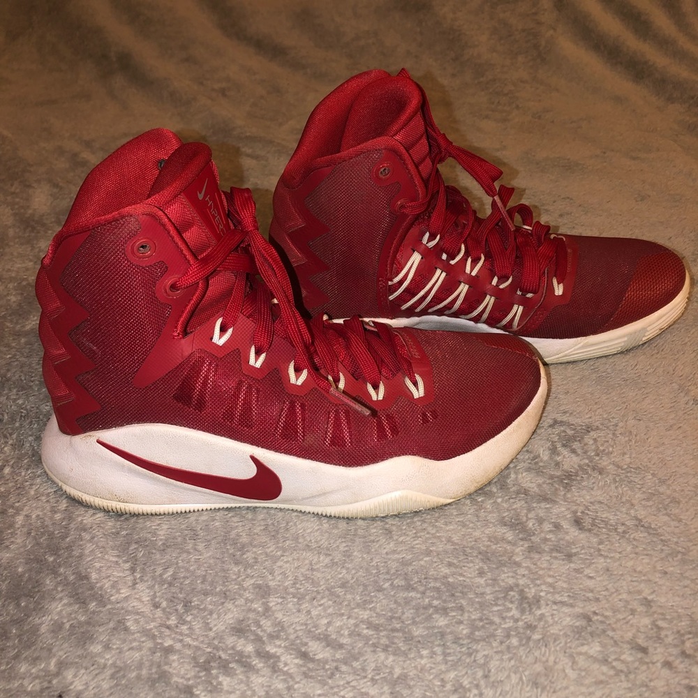 Nike Hyperdunk 2016 boys basketball sneaker